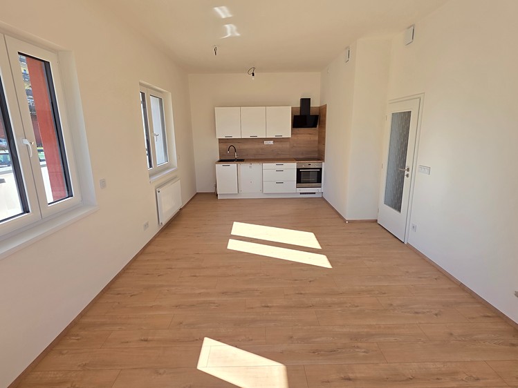 Pronájem bytu 2+kk 94 m² (Jednopodlažní) - foto 2