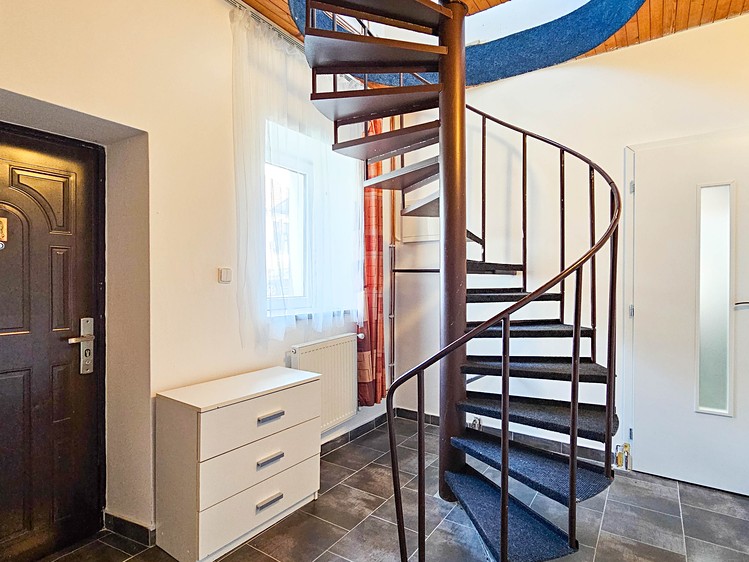 Pronájem bytu 1+1 65 m² (Podkrovní) - foto 2