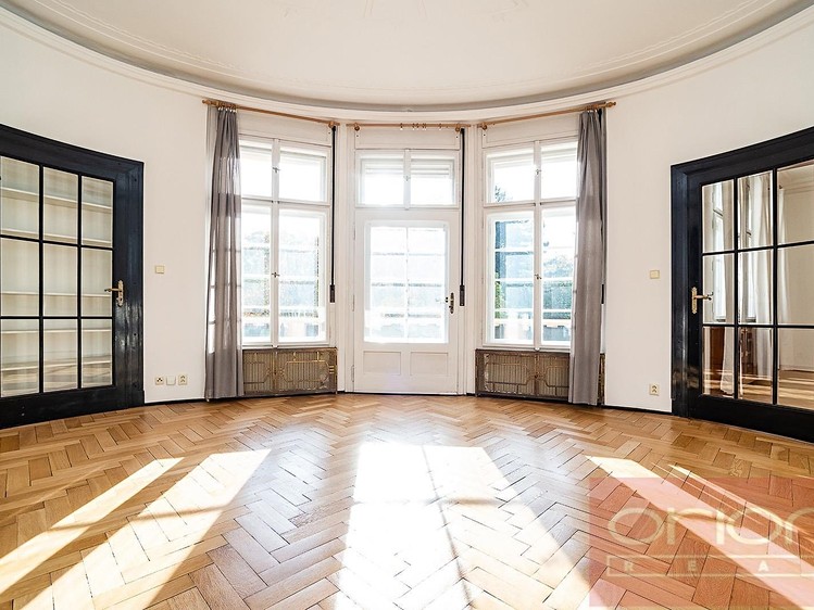 Pronájem bytu 6 pokojů a více 300 m² - foto 1