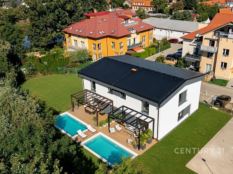 Prodej vily 314 m², pozemek 1 385 m² - foto 1
