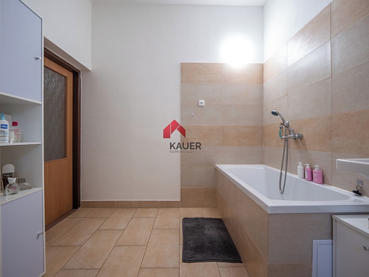 Prodej rodinného domu 350 m², pozemek 261 m² - foto 7