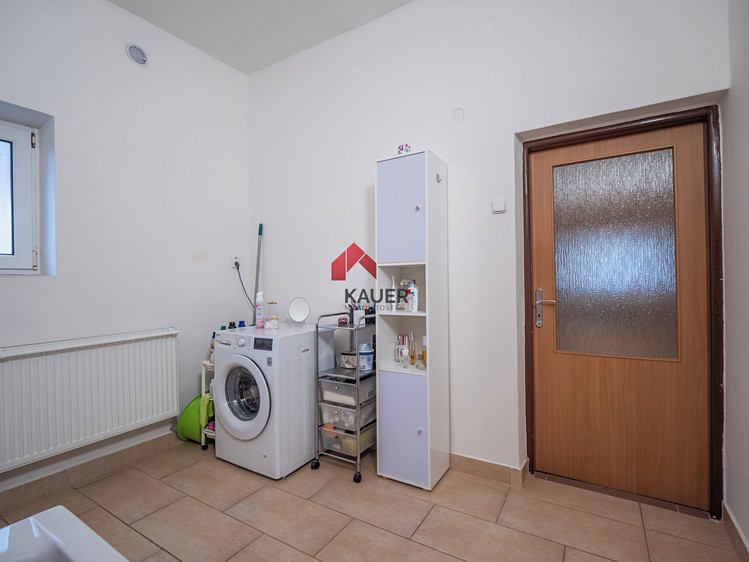 Prodej rodinného domu 350 m², pozemek 261 m² - foto 8