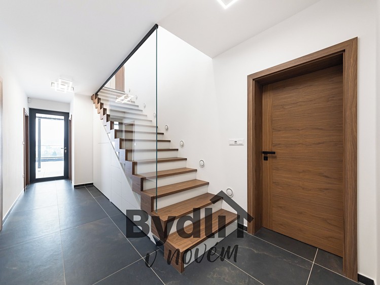 Prodej rodinného domu 192 m², pozemek 1 101 m² - foto 4