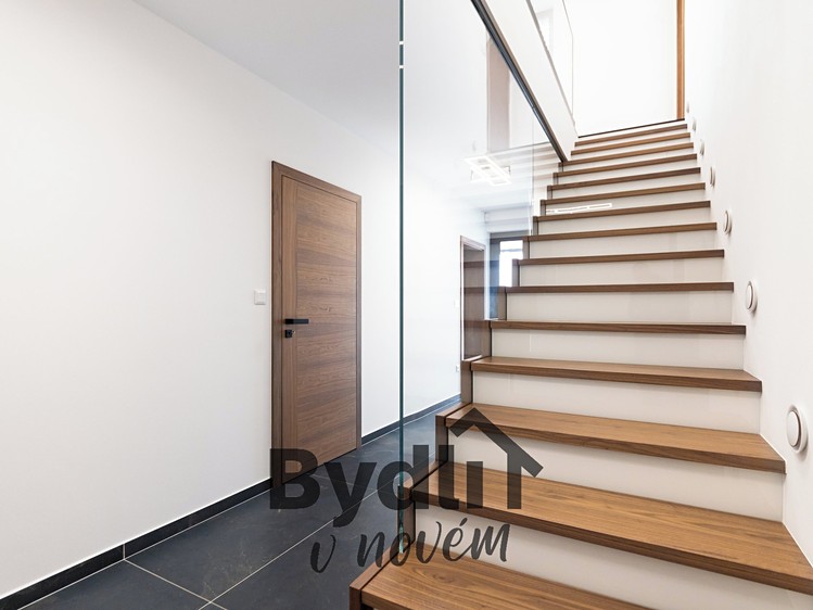 Prodej rodinného domu 192 m², pozemek 1 101 m² - foto 5