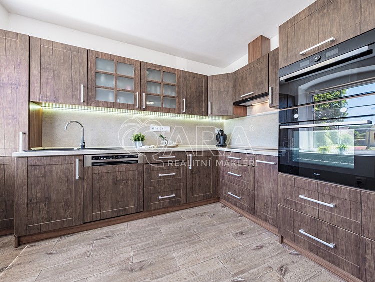 Prodej rodinného domu 186 m², pozemek 845 m² - foto 2