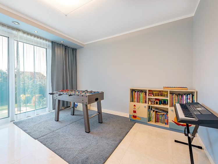 Prodej  vily 323 m², pozemek 1 077 m² - foto 5