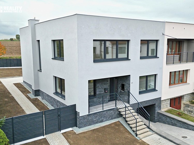 Prodej rodinného domu 251 m², pozemek 541 m² - foto 1