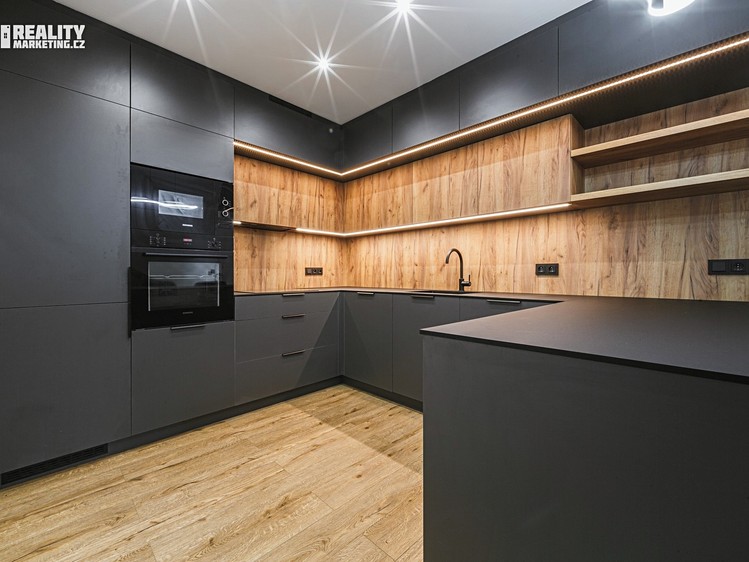 Prodej rodinného domu 251 m², pozemek 541 m² - foto 2