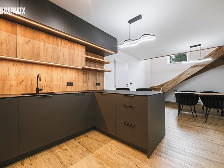 Prodej rodinného domu 251 m², pozemek 541 m² - foto 3