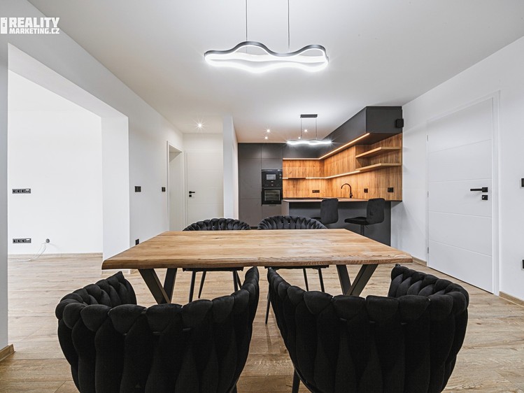 Prodej rodinného domu 251 m², pozemek 541 m² - foto 4