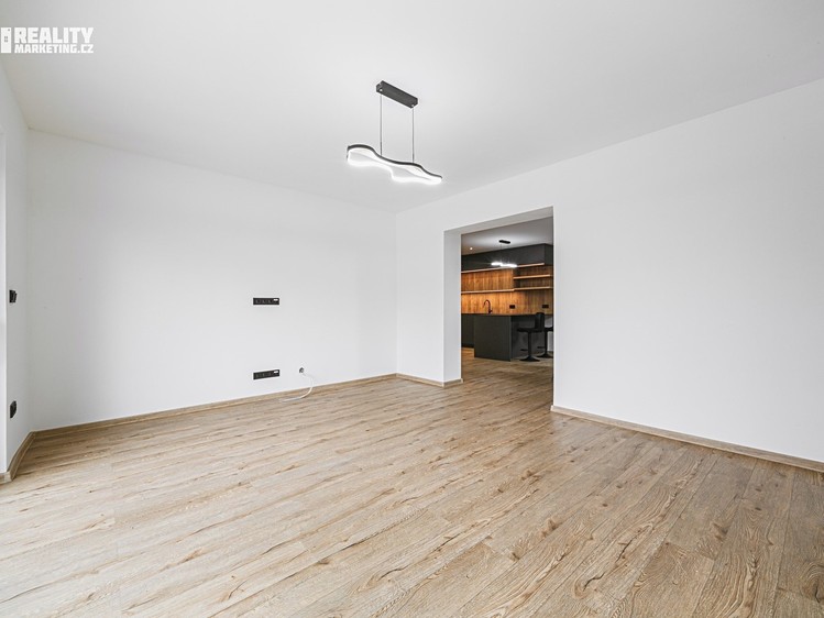 Prodej rodinného domu 251 m², pozemek 541 m² - foto 6