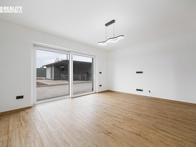 Prodej rodinného domu 251 m², pozemek 541 m² - foto 7