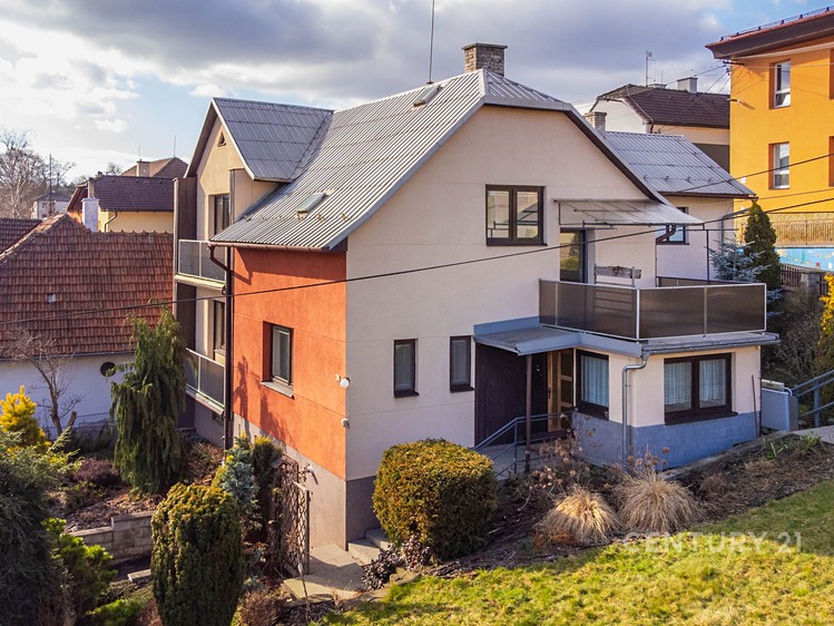 Prodej rodinného domu 229 m², pozemek 646 m² - foto 1