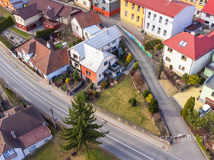 Prodej rodinného domu 229 m², pozemek 646 m² - foto 2