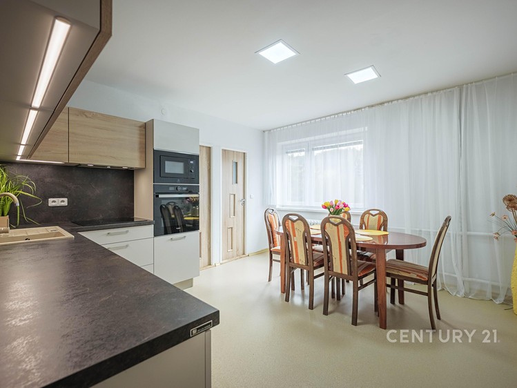 Prodej rodinného domu 229 m², pozemek 646 m² - foto 4