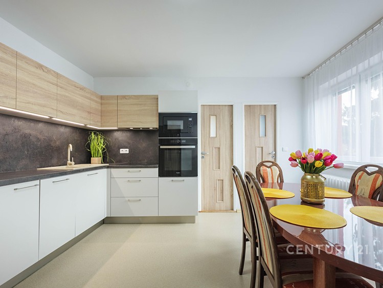 Prodej rodinného domu 229 m², pozemek 646 m² - foto 5