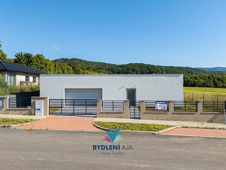Prodej rodinného domu 206 m², pozemek 887 m² - foto 1