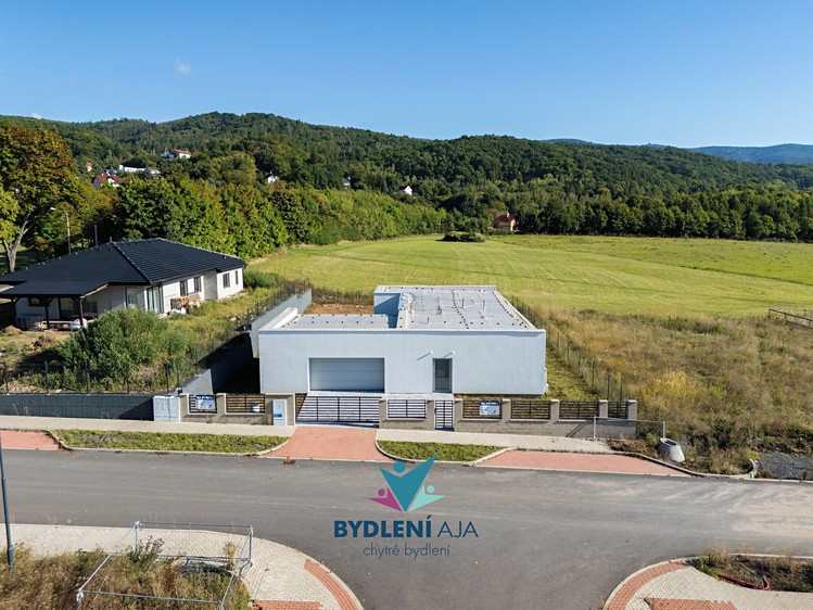 Prodej rodinného domu 206 m², pozemek 887 m² - foto 2