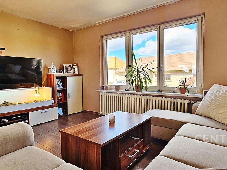 Prodej rodinného domu 140 m², pozemek 1 045 m² - foto 1