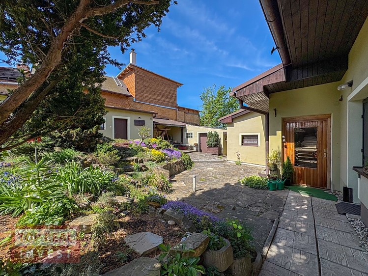 Prodej rodinného domu 287 m², pozemek 513 m² - foto 1