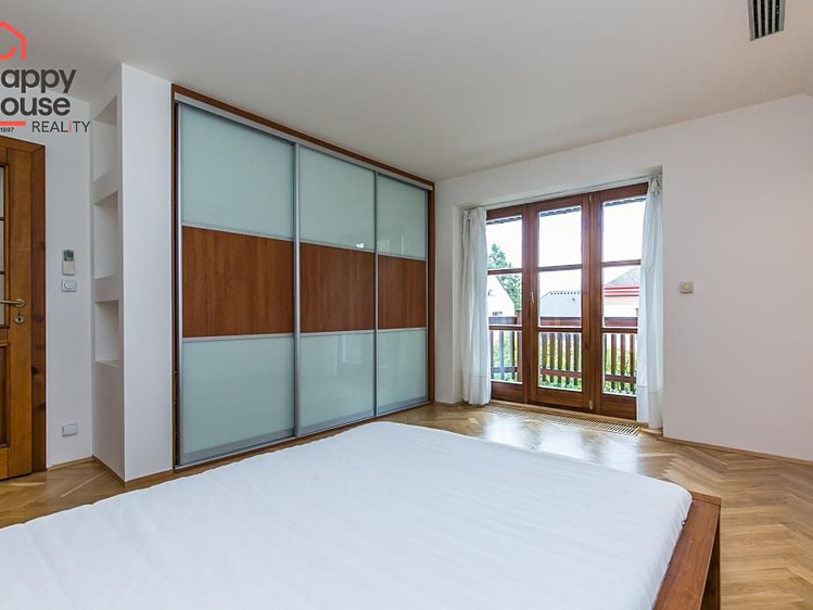Pronájem  rodinného domu 230 m², pozemek 1 010 m² - foto 8