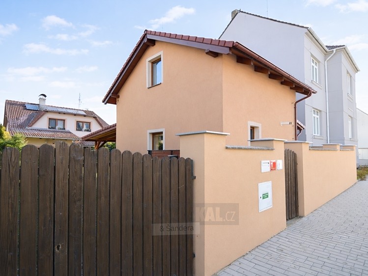 Pronájem rodinného domu 52 m², pozemek 27 m² - foto 1
