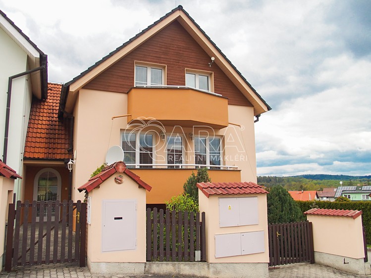 Pronájem rodinného domu 200 m², pozemek 268 m² - foto 1