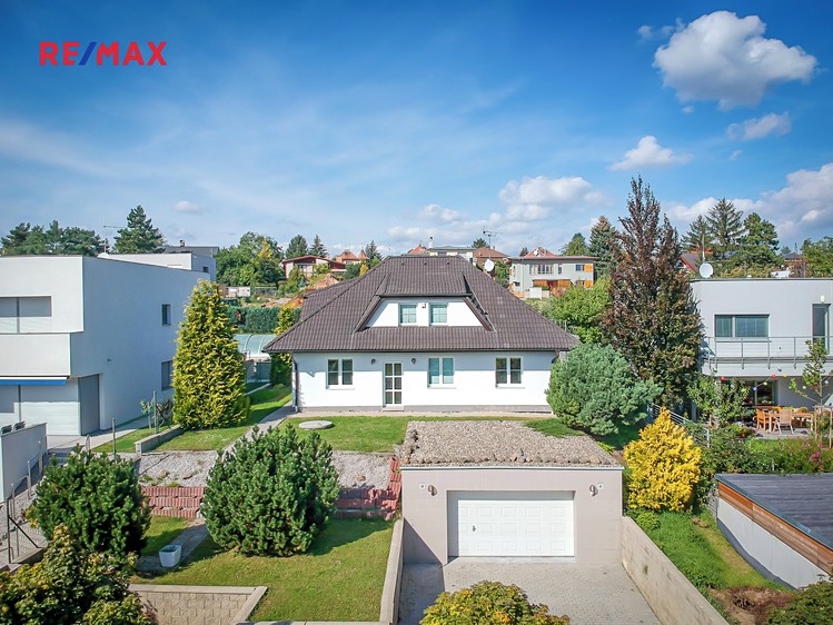 Pronájem rodinného domu 210 m², pozemek 750 m² - foto 1