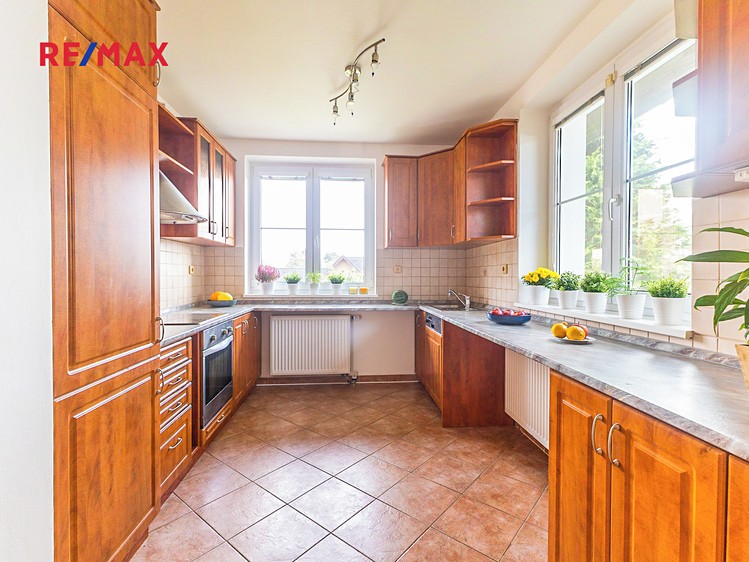 Pronájem rodinného domu 210 m², pozemek 750 m² - foto 3