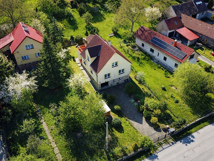 Pronájem rodinného domu 179 m², pozemek 958 m² - foto 1