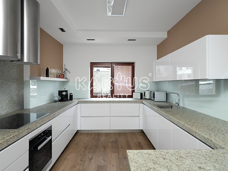 Pronájem rodinného domu 107 m², pozemek 334 m² - foto 1