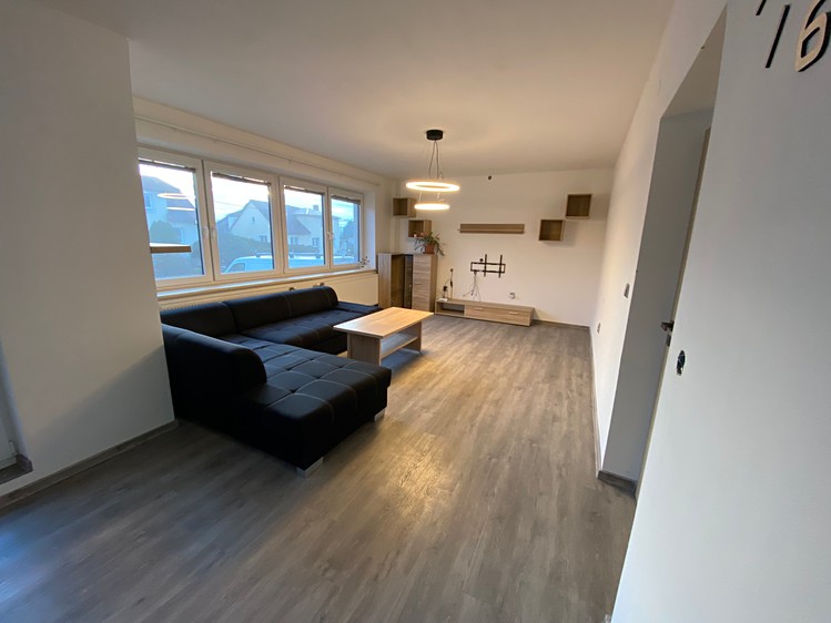 Pronájem rodinného domu 175 m², pozemek 677 m² - foto 1