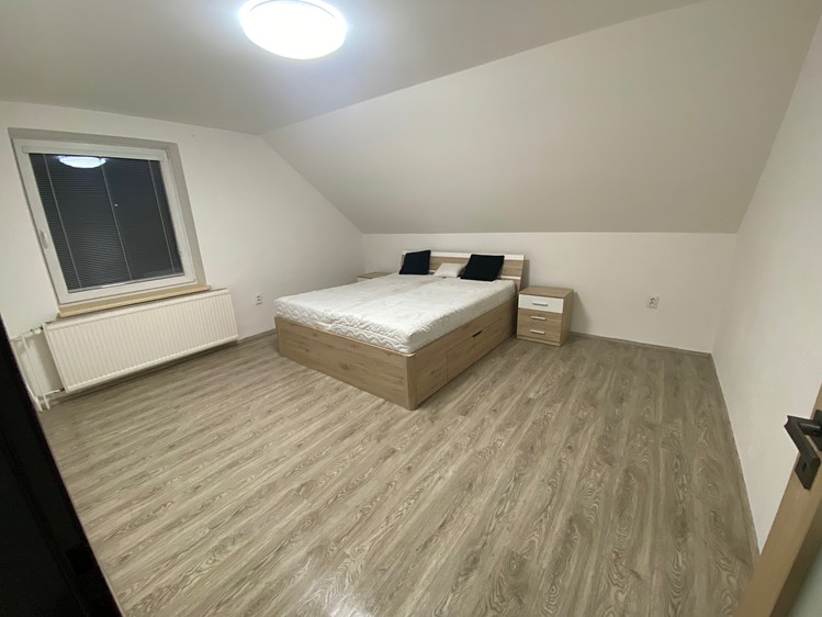 Pronájem rodinného domu 175 m², pozemek 677 m² - foto 2