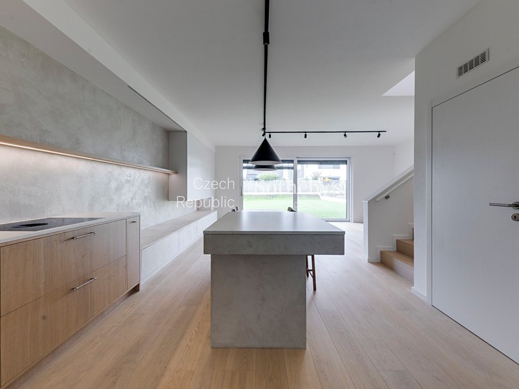 Pronájem rodinného domu 156 m², pozemek 315 m² - foto 1