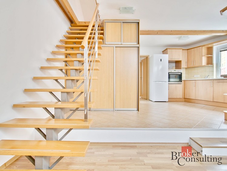 Pronájem rodinného domu 100 m², pozemek 136 m² - foto 2
