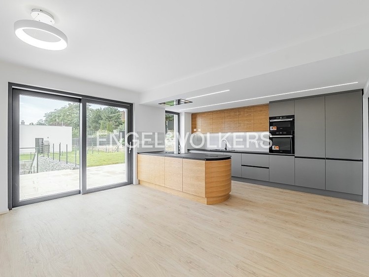 Pronájem rodinného domu 290 m², pozemek 500 m² - foto 1