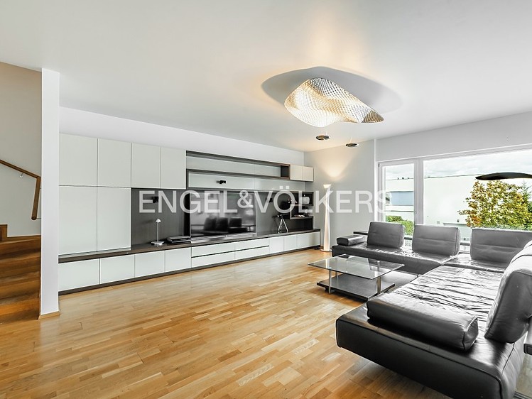 Pronájem rodinného domu 473 m², pozemek 608 m² - foto 1