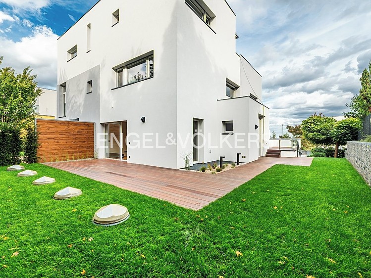 Pronájem rodinného domu 473 m², pozemek 608 m² - foto 3