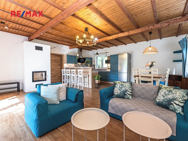 Pronájem rodinného domu 221 m², pozemek 182 m² - foto 1