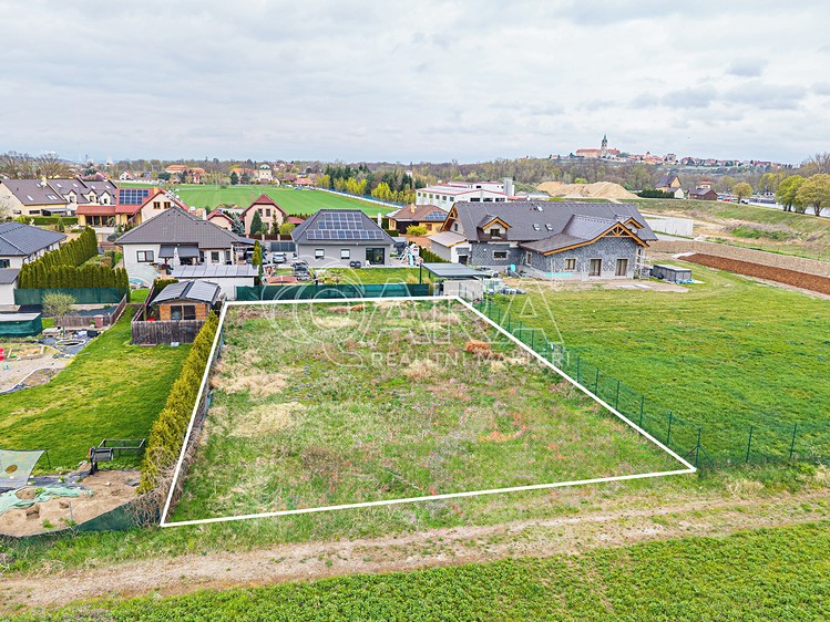 Prodej stavebního pozemku 967 m² - foto 1
