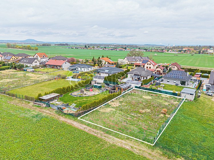 Prodej stavebního pozemku 967 m² - foto 6