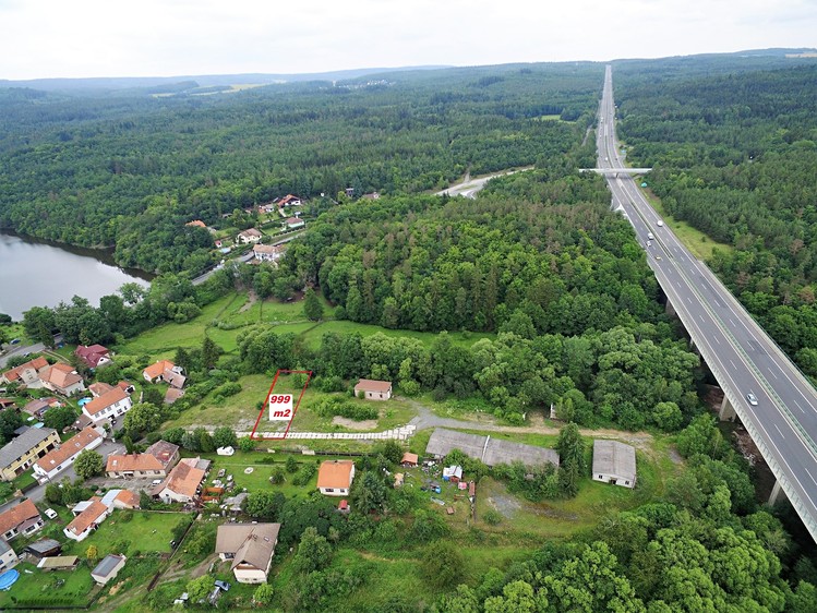 Prodej stavebního pozemku 999 m² - foto 1