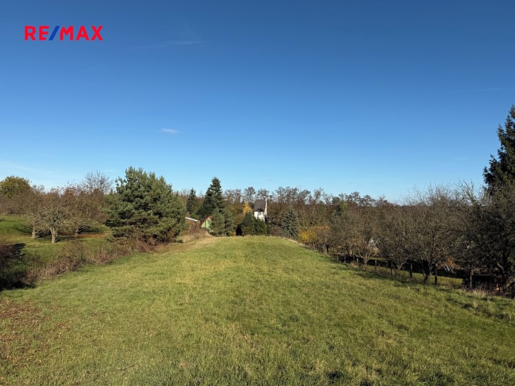 Prodej stavebního pozemku 2 142 m² - foto 1
