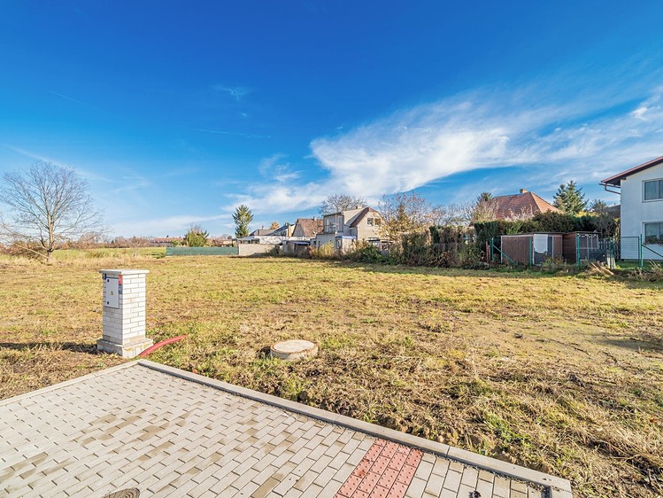 Prodej stavebního pozemku 1 075 m² - foto 2
