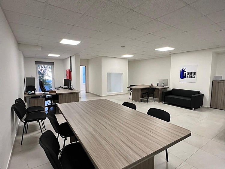 Prodej kanceláře 92 m² - foto 1