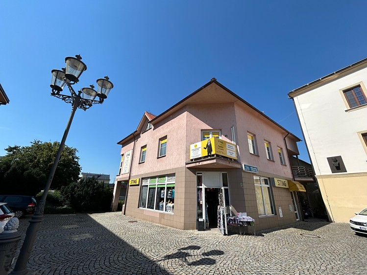 Prodej podílu 1/2 obchodního prostoru 450 m² - foto 1