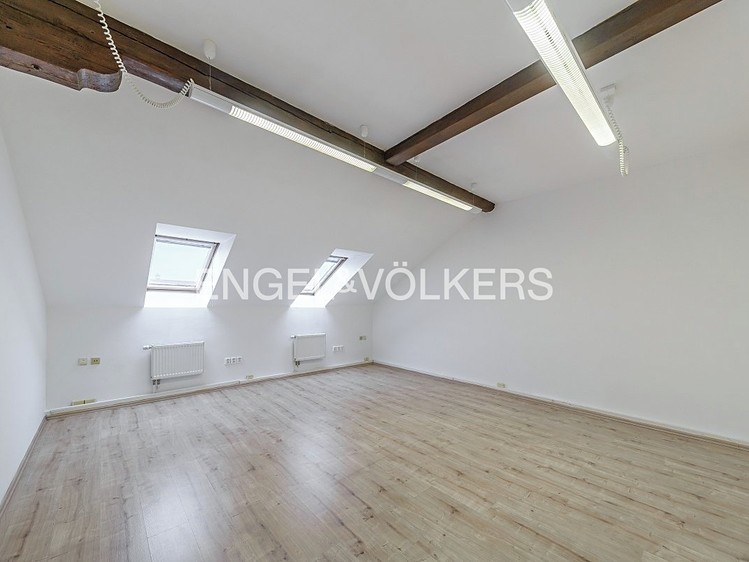 Pronájem kanceláře 99 m² - foto 1