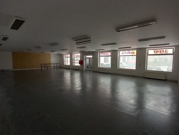 Pronájem komerční nemovitosti 700 m² - foto 1