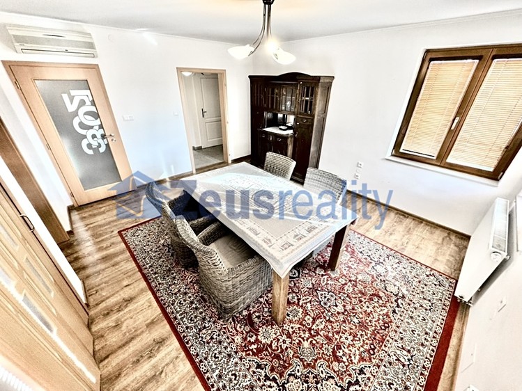 Pronájem bytu 3+1 92 m² - foto 1