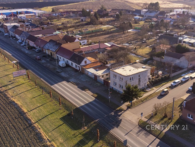 Prodej vícegeneračního domu 240 m², pozemek 831 m² - foto 2